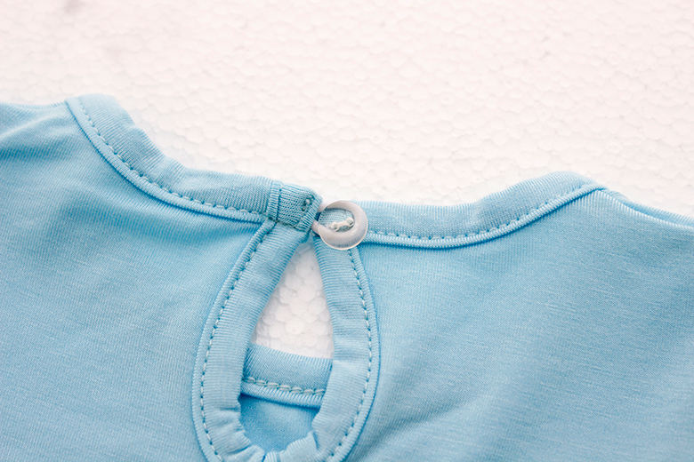 Venda superior 100% algodão cor personalizada lindos botões sem mangas babados recém-nascidos bebê meninas vestido macacão de bebê