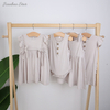 Novo estilo de alta qualidade atacado verão venda quente padrão de cor personalizada sem mangas plissado lindo suspender vestidos de meninas do bebê
