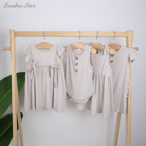 Novo estilo de alta qualidade atacado verão venda quente padrão de cor personalizada sem mangas plissado lindo suspender vestidos de meninas do bebê