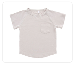 Atacado bebê recém-nascido 0-2 anos verão tops cor sólida com um pequeno design de bolso camiseta infantil para meninos e meninas