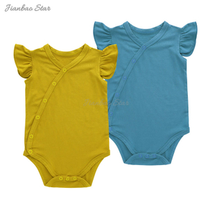 Venda quente design sem mangas snap cardigan macacão do bebê verão babados mangas causal cor sólida impressão macacão do bebê